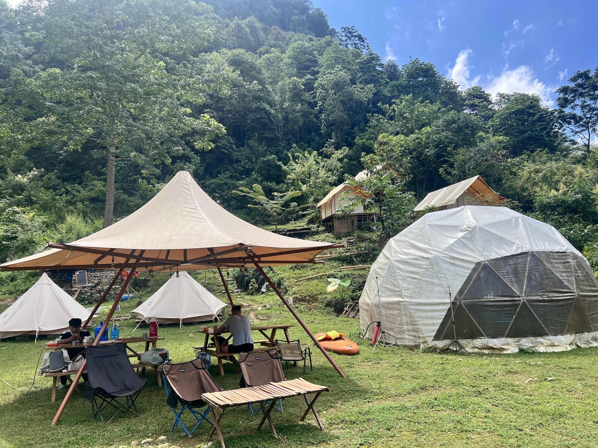 Camping tents already set up at Angel Eye Mountain campsite.