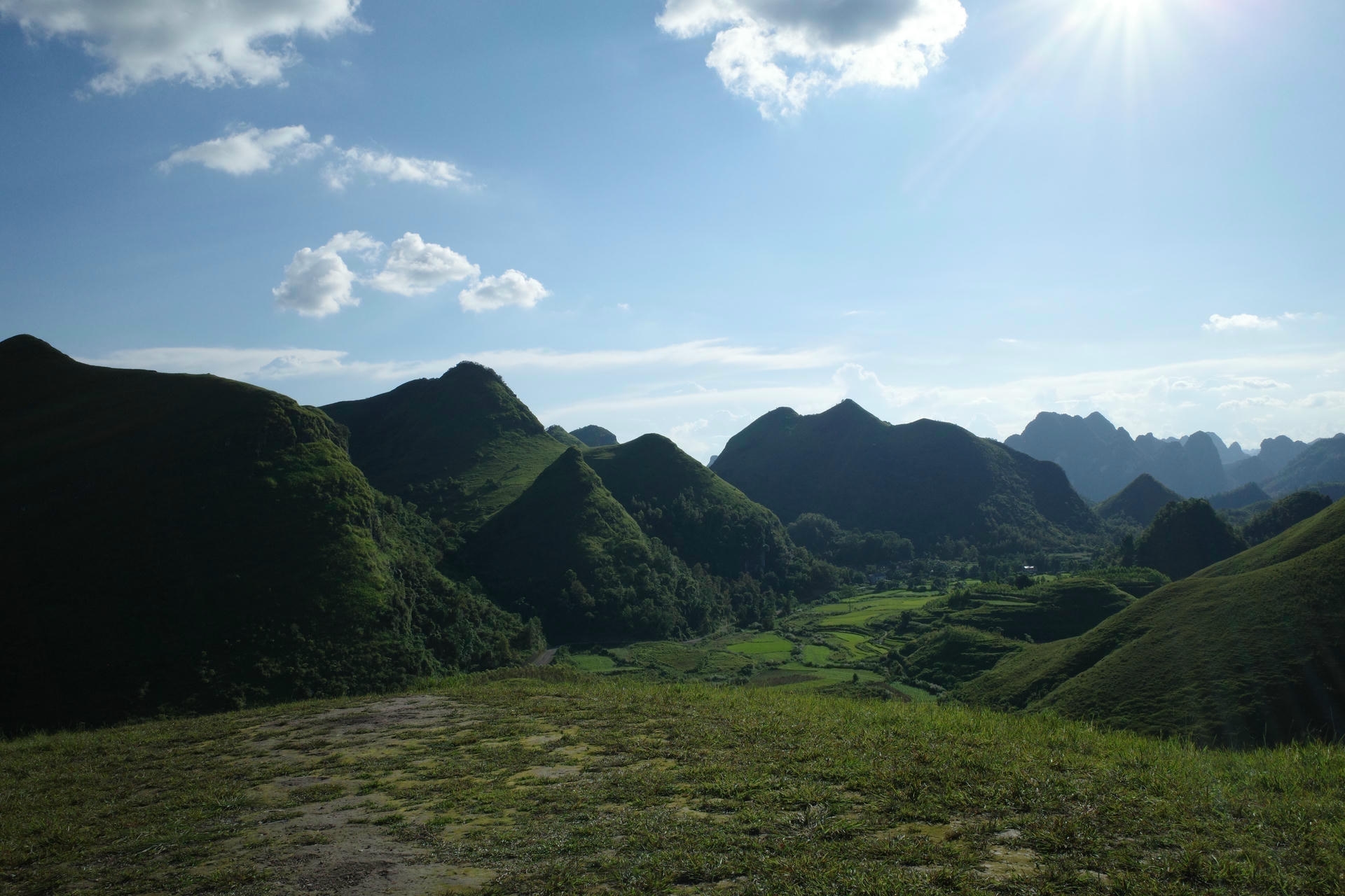 Vinh Quý Grass Hill viewpoint along the Cao Bang Loop with rolling green slopes